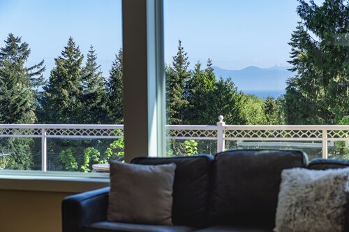 Luxury Rainbow House, Private with Pool Table, and Oceanview