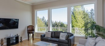 Luxury Rainbow House, Private with Pool Table, and Oceanview