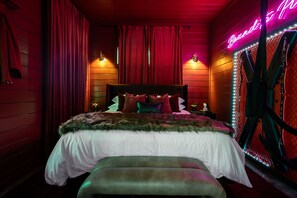 1 bedroom, iron/ironing board, WiFi, bed sheets - NEW! RedRoom ~ Strip Lounge, Hot-Tub Love Retreat (Broken Bow)