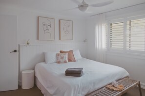 4 bedrooms, WiFi, bed sheets - 250m to One Mile Beach! Pool with slide, hot tub, fire pit, pool table! (Forster)