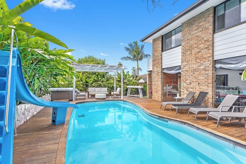 250m to One Mile Beach! Pool with slide, hot tub, fire pit, pool table!