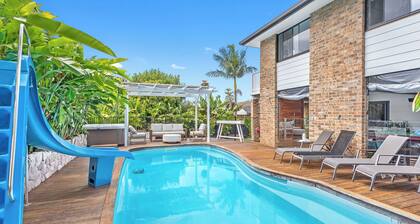 250m to One Mile Beach! Pool with slide, hot tub, fire pit, pool table!