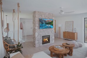 Smart TV - 250m to One Mile Beach! Pool with slide, hot tub, fire pit, pool table! (Forster)