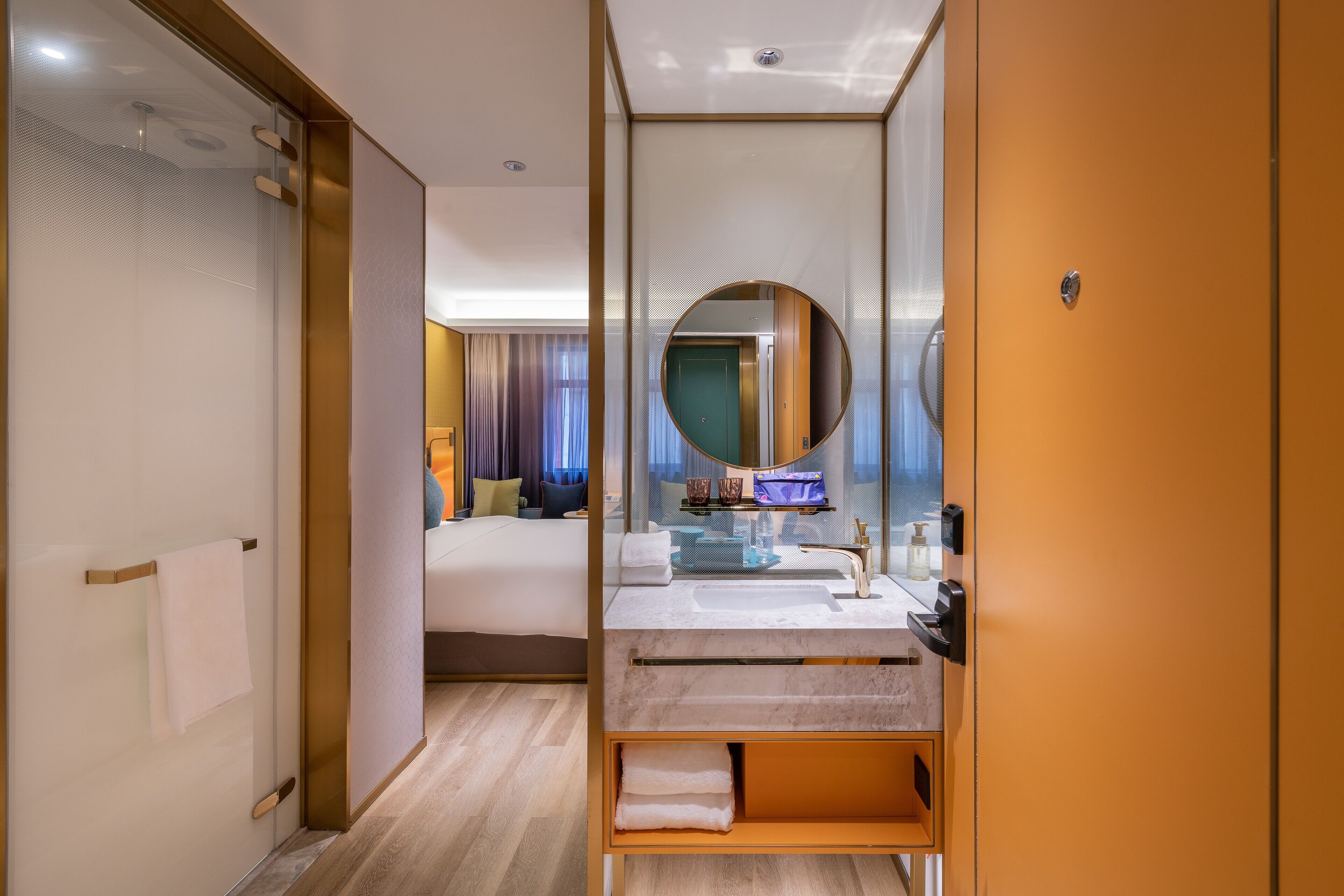 Habitación clásica con 2 camas individuales | Baño | Regadera, regadera tipo lluvia, amenidades de baño gratuitas 