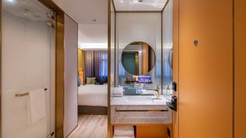 Habitación clásica con 2 camas individuales | Baño | Regadera, regadera tipo lluvia, amenidades de baño gratuitas