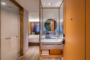 Chambre Classique avec lits jumeaux | Salle de bain | Douche, douche à « effet pluie », articles de toilette gratuits