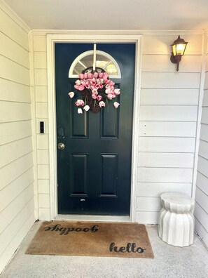 Exterior detail - Charming 3-bedroom ranch home, back deck, close to ATL, in peaceful Norcross (Norcross)