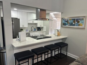 Refrigerador, microondas, horno, placa de cocina