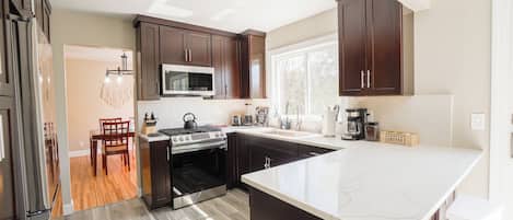 Four Ă micro-ondes, un four, surface de cuisson, lave-vaisselle