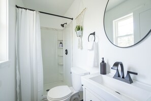 Douche, sèche-cheveux, serviettes fournies, savon