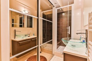 Douche, sèche-cheveux