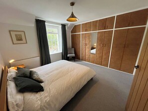 3 chambres, fer et planche à repasser, Wi-Fi, draps fournis