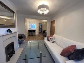 TV, fireplace - Charming 3-Bed Cottage - Private Garden & Parking (Torquay)