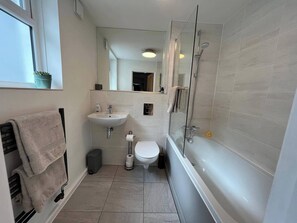 Dusche, Haartrockner, Handtücher