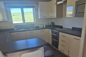 Fridge, microwave, oven, stovetop - 2 Bed Caravan - Sleeps 6 - Pets - Pool - Parking (newquay)