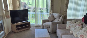 2 Bed Caravan - Sleeps 6 - Pets - Pool - Parking