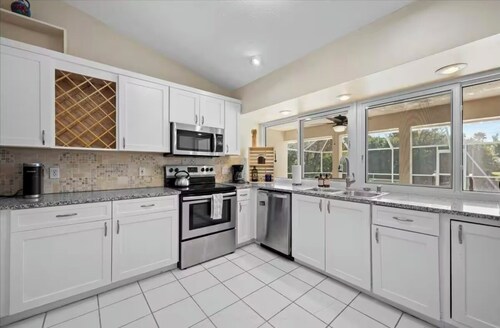 Charming 3-bed house in Port St. Lucie with pool on the canal connected to ocean