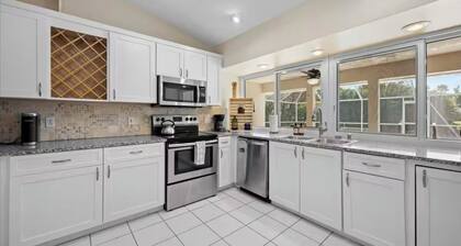 Charming 3-bed house in Port St. Lucie with pool on the canal connected to ocean