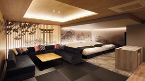 Una sala de estar moderna con sofá, mesa de centro y cama, decorada con un mural grande en la pared.