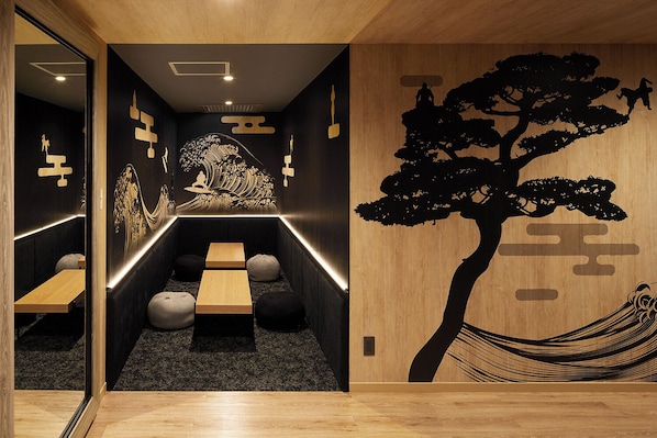 Cubrecamas, minibar, wifi gratis y ropa de cama