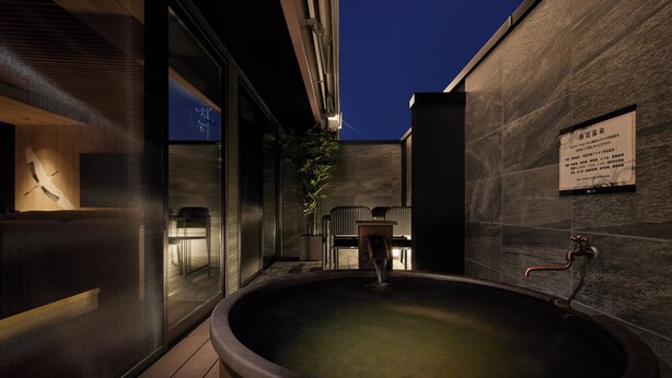 Un área de spa con un jacuzzi grande, asientos y un cartel en la pared.