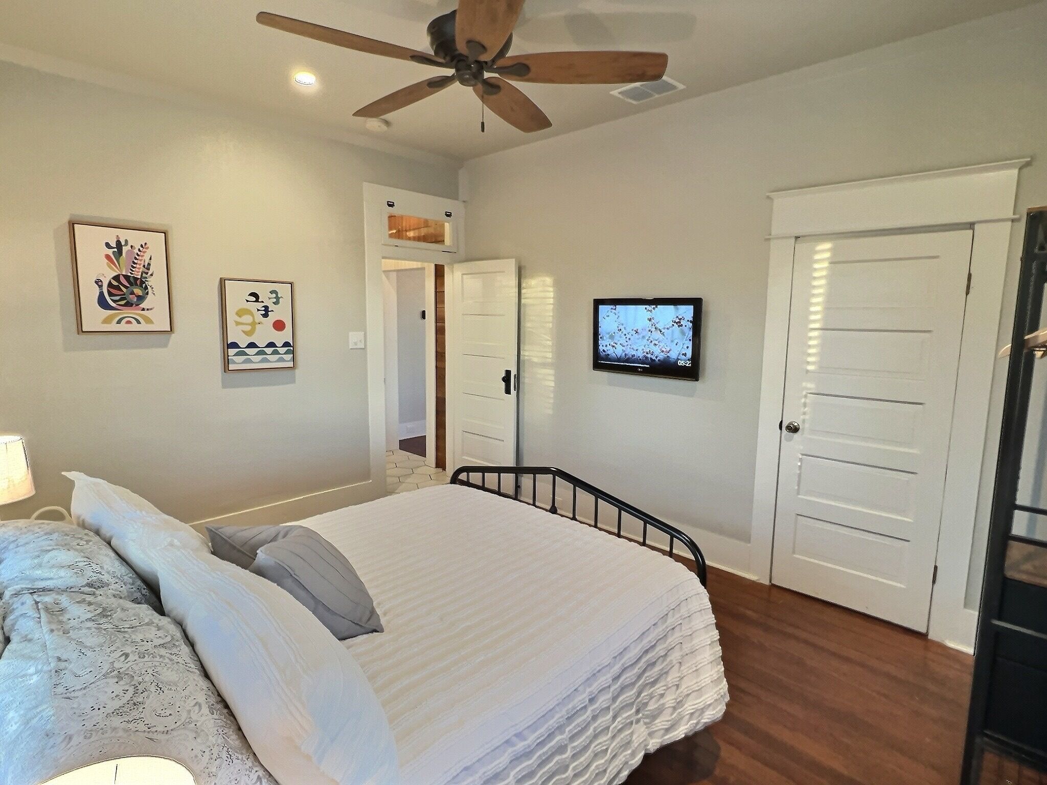 2 Schlafzimmer, Zimmersafe, Schreibtisch, Bügeleisen/Bügelbrett