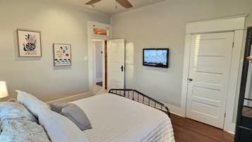 2 Schlafzimmer, Zimmersafe, Schreibtisch, Bügeleisen/Bügelbrett