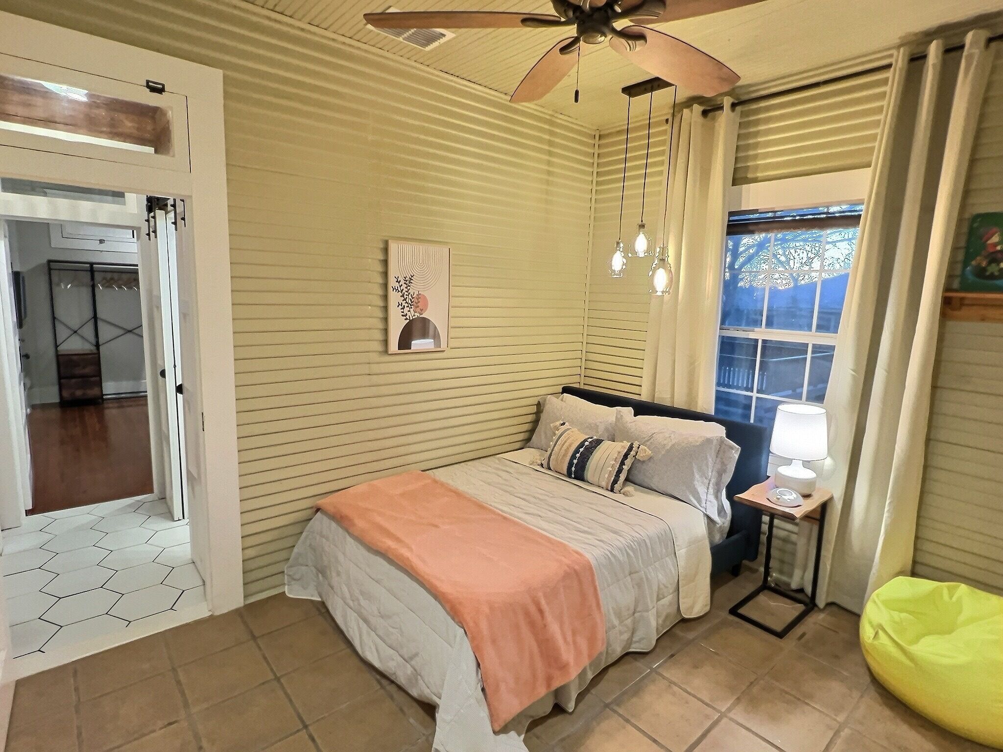 2 chambres, coffres-forts dans les chambres, bureau