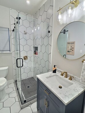 Hair dryer, towels, toilet paper - Charming cottage-style home with a prime location to downtown and pickleball. (Seguin)
