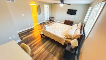 4 bedrooms, desk, travel crib, WiFi