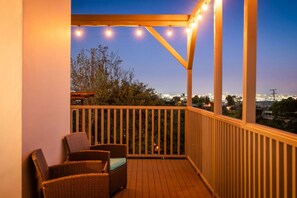 Property grounds - Amazing views & large patio, central LA location (View Park-Windsor Hills)
