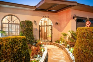 Property grounds - Amazing views & large patio, central LA location (View Park-Windsor Hills)