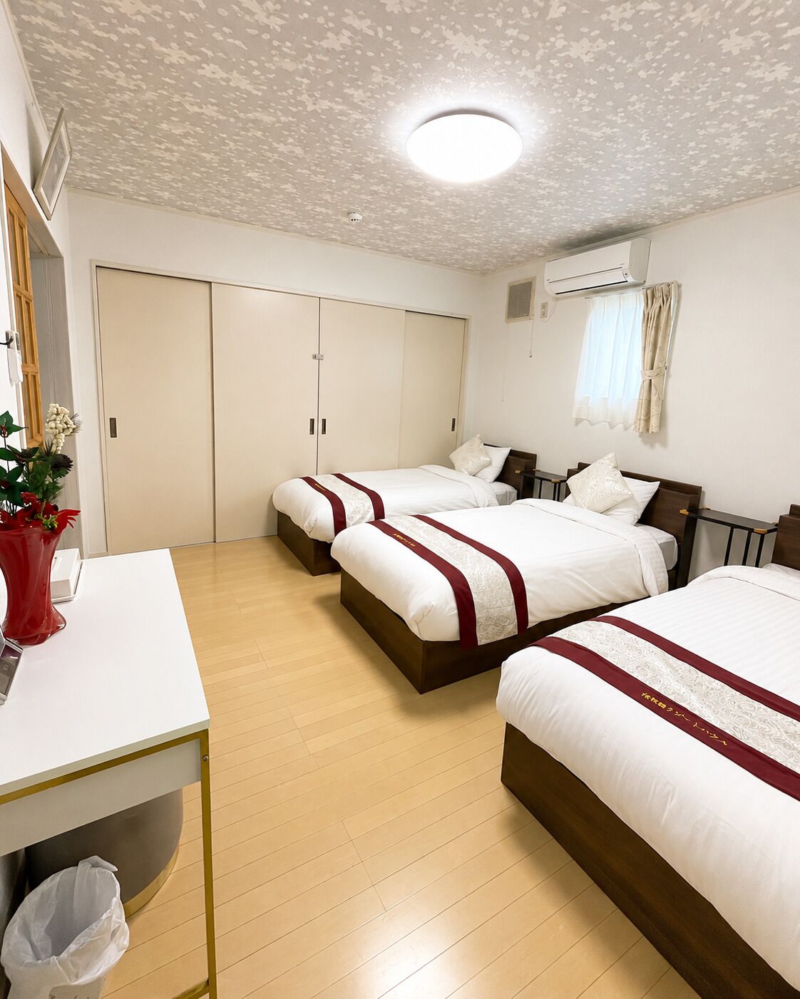 Chambre triple familiale, Plusieurs lits, non-fumeur | Couette en duvet, espace de travail pour ordinateurs portables