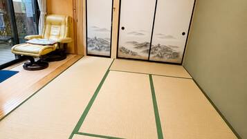 Classic Triple Room, Multiple Beds, Non Smoking | Down comforters, laptop workspace, free WiFi, bed sheets