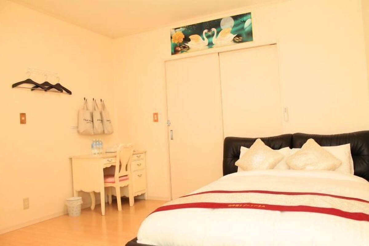 1 bedroom, down duvets, laptop workspace, free WiFi