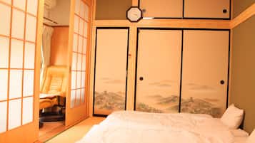 Quarto triplo clássico, várias camas, para não fumantes | Edredons de pluma, espaço de trabalho para notebook, Wi-Fi de cortesia