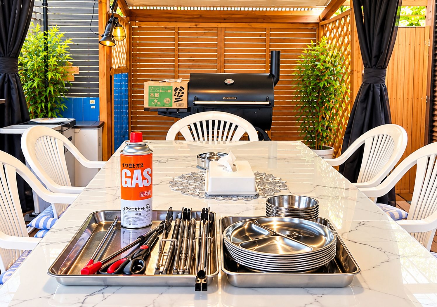 Un espace repas équipé d’un barbecue, d’un bidon d’essence, de couverts et d’assiettes.