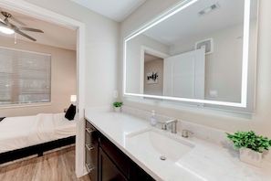 Douche, sèche-cheveux, bidet, serviettes fournies