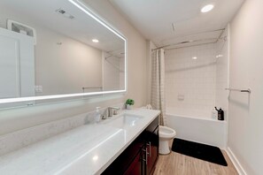 Doccia, asciugacapelli, bidet, asciugamani