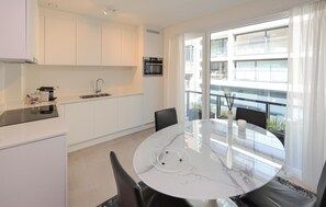 Jääkaappi, astianpesukone, kahvin-/teenkeitin