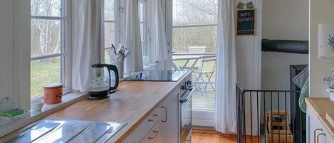 ثلاجة، موقد طهي مسطح، غسالة أطباق، ماكينة لصنع القهوة/الشاي