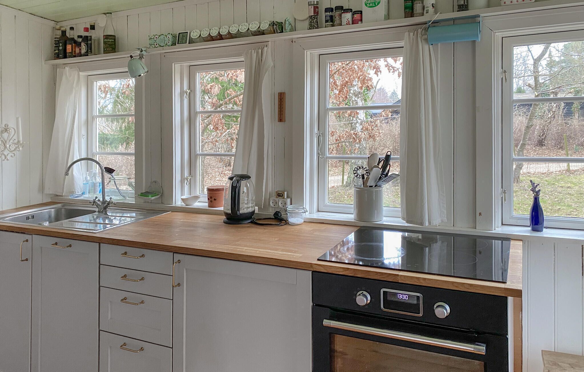 Fridge, stovetop, dishwasher, coffee/tea maker