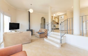 Smart TV, fireplace - Awesome home in Orba with WiFi (Orba)