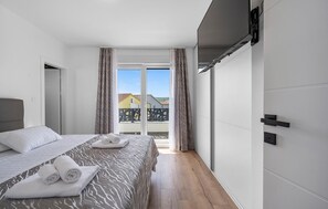3 bedrooms, in-room safe, iron/ironing board, free WiFi