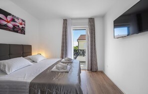 3 bedrooms, in-room safe, iron/ironing board, free WiFi