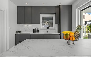 Kjøleskap, ovn, kokeplater og oppvaskmaskin