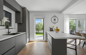 Fridge, oven, stovetop, dishwasher