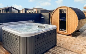 Outdoor spa tub - Beautiful home in Børkop with sauna (Børkop)