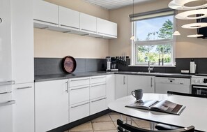 Fridge, stovetop, dishwasher, coffee/tea maker - Nice home in Hjørring with sauna (Hjørring)