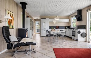 Kjøleskap, kokeplater, oppvaskmaskin og kaffetrakter/tekoker